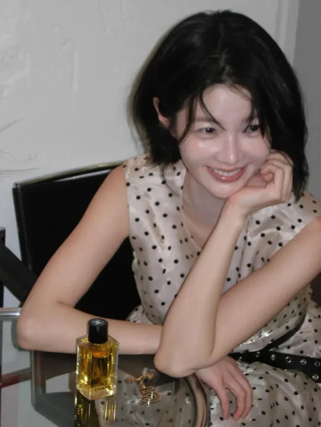 샤넬 뷰티 액세서리 | 블랙 보틀 캡과 대조되는 화사한 미소의 순간