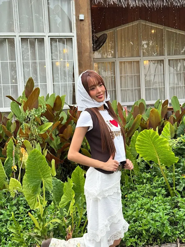 화이트 헤드스카프 | 빈티지 감성 헤드스카프로 완성한 Y2K 코티지코어 페이스 프레이밍 /사진=민니 인스타그램