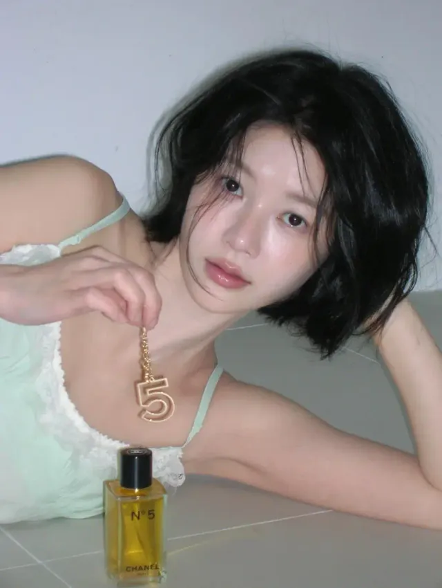 샤넬 넘버 5 키체인 | 골드 톤의 숫자 5 팬던트가 주는 럭셔리 포인트