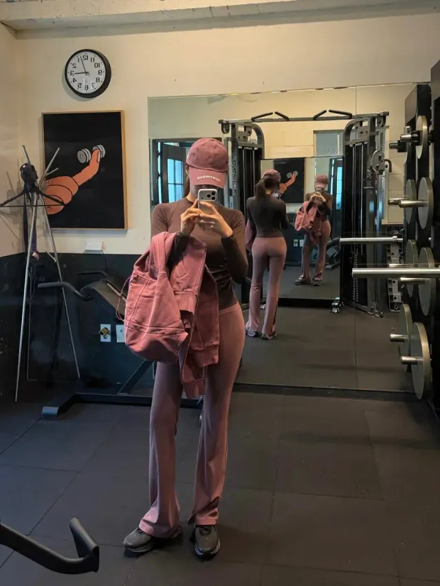 워크웨어 재킷 | 믹스매치의 정석을 보여주는 빈티지한 아우터 스타일링 /사진=효민 인스타그램