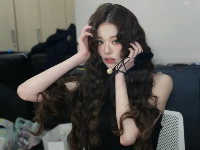 히피펌 스타일 | 풍성한 볼륨감의 웨이브로 몽환적인 분위기를 연출 /사진=장원영 인스타그램