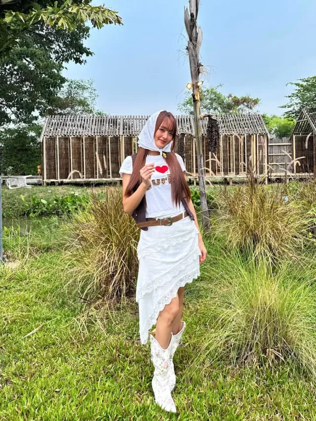 헤드스카프 스타일링 디테일 | 턱 아래에서 여미는 헤드스카프 연출법, 얼굴 라인 정돈 효과 /사진=민니 인스타그램