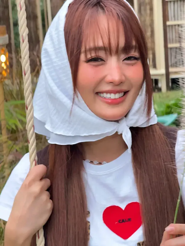 브라운 베스트 레이어드 | 화이트 베이스에 브라운 베스트로 포인트, 컬러 대비 스타일링 /사진=민니 인스타그램