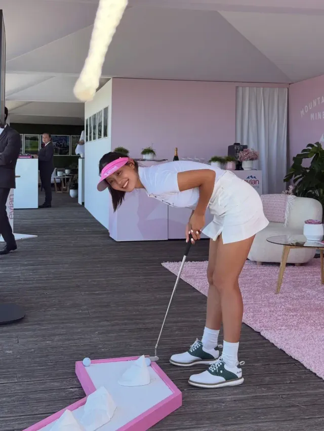 화이트 폴로 셔츠 | 소매의 핑크 로고 포인트가 돋보이는 클래식한 슬림 핏 상의 /사진=강소연 인스타그램