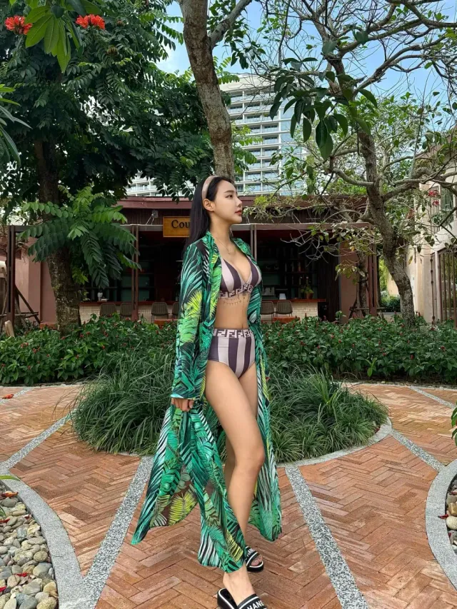 트로피컬 로브 | 선명한 그린 컬러와 나뭇잎 패턴이 주는 청량한 무드 /사진=조인영 인스타그램