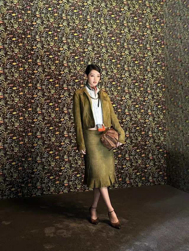 디테일 컷 | 로고 자수와 체인 액세서리가 돋보이는 상반신 클로즈업 /사진=아이들 민니 인스타그램