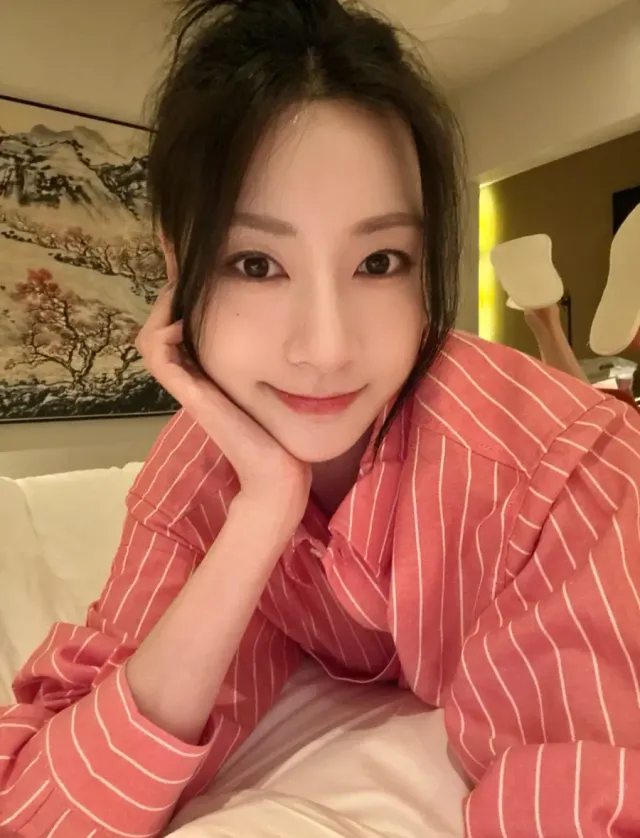 핑크 비즈 미니 드레스 | 화려한 비즈 장식과 리본 디테일이 강조된 콘서트 착장 /사진=오하영 인스타그램