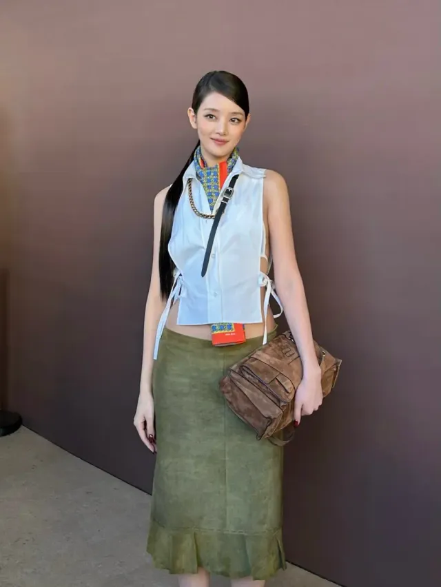 스웨이드 스커트 | 밑단 러플 디테일로 페미닌한 무드를 더한 미디 길이 스커트 /사진=아이들 민니 인스타그램