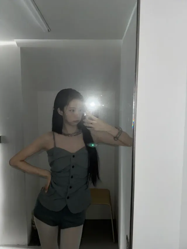 그레이 뷔스티에 | 셔링 디테일과 버튼 포인트로 입체감을 살린 뷔스티에 스타일링 /사진=우주소녀 여름 인스타그램