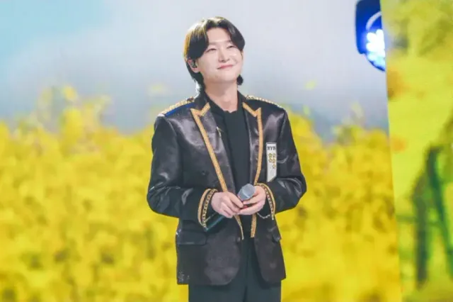 금색 트리밍 새틴 재킷으로 레트로 무대 감성을 완성한 김용빈 /사진=TV CHOSUN '금타는 금요일'