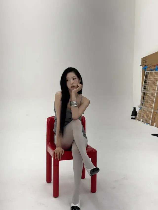 화이트 타이즈 & 펌프스 | 톤온톤 슈즈와 타이즈 매치로 다리가 길어 보이는 효과 연출 /사진=우주소녀 여름 인스타그램