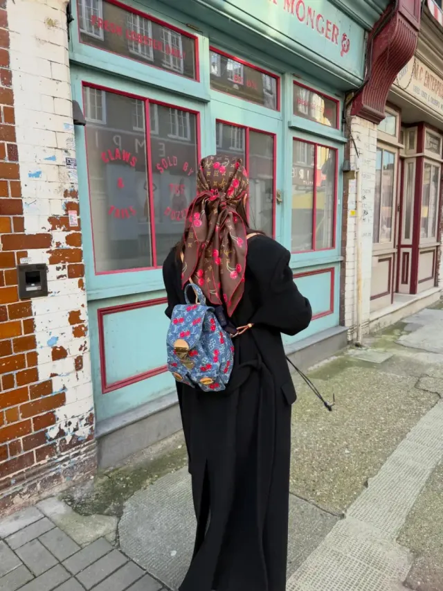 블랙 롱 코트 | 발목까지 내려오는 맥시한 기장감의 시크한 블랙 오버핏 코트 /사진=산다라박 인스타그램