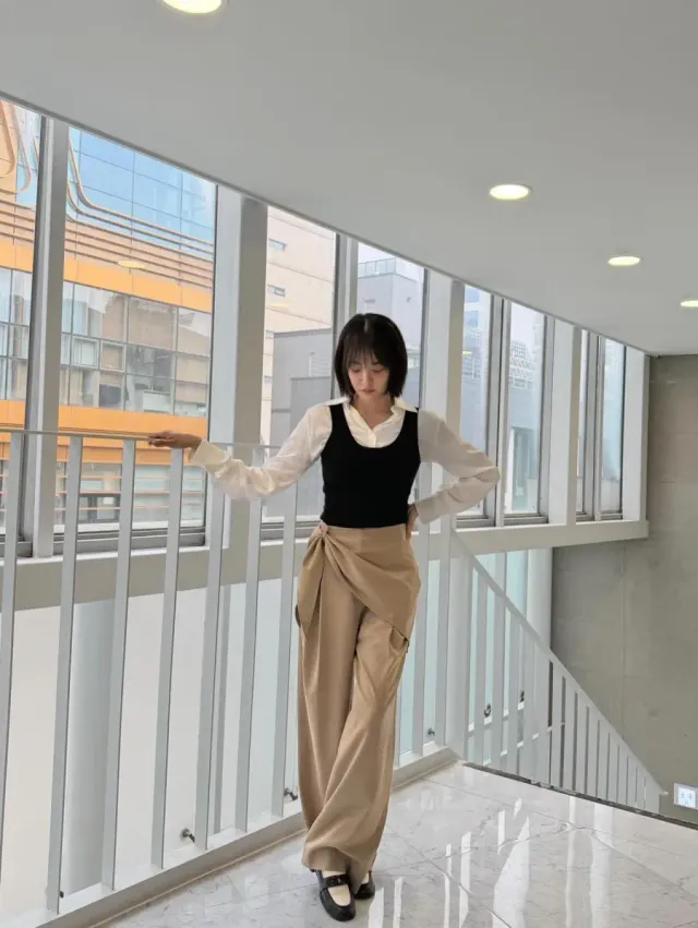 화이트 셔츠와 블랙 베스트 | 군더더기 없는 배색으로 완성한 깔끔한 레이어드 룩 /사진=이주연 인스타그램