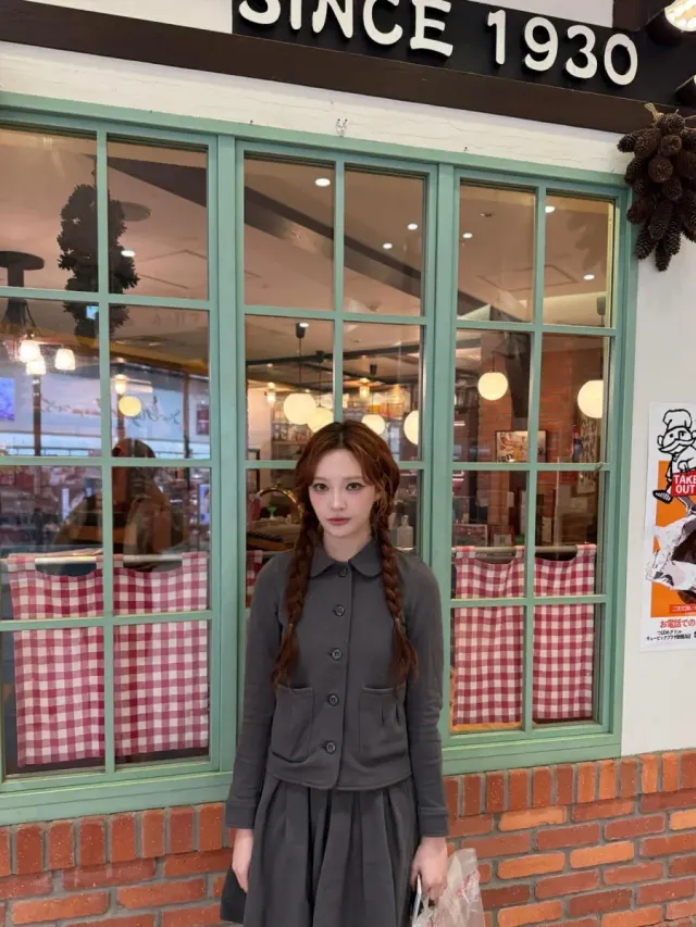 양 갈래 땋은 머리 | 클래식한 착장에 발랄한 헤어 스타일을 더해 룩의 지루함을 덜어냈다 /사진=문수아 인스타그램