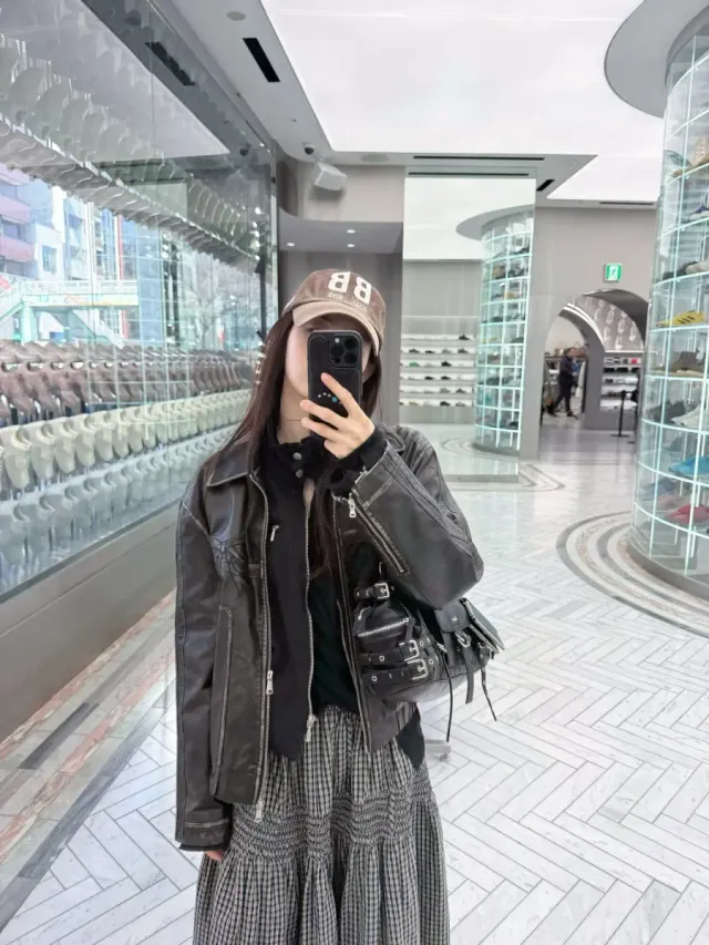 빈티지 볼캡 | 전면 자수 로고와 자연스러운 워싱이 돋보이는 브라운 캡 /사진=신시아 인스타그램