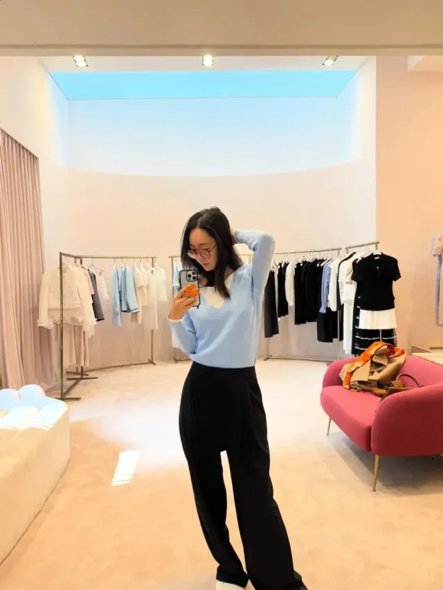 하늘색 브이넥 니트 | 화이트 배색이 들어간 하늘색 니트로 단정하면서도 청량한 무드 연출 /사진=서효림 인스타그램