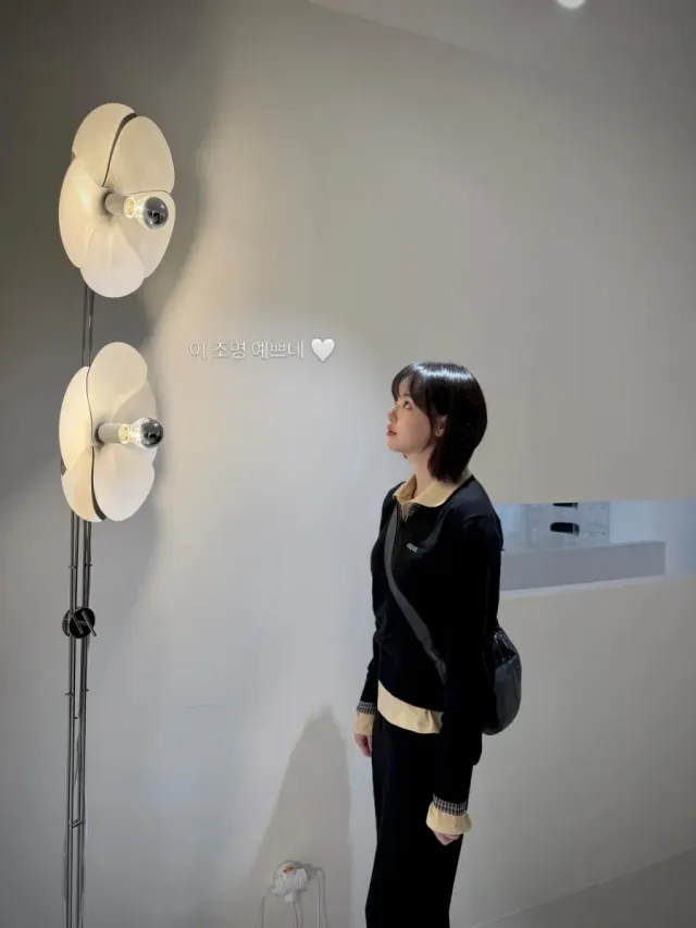 카라 니트와 숄더백 | 차분한 베이지와 블랙의 조화가 돋보이는 모던 룩 /사진=이주연 인스타그램