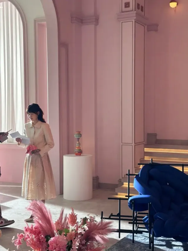 코트 스타일 원피스 | 자카드 소재의 고급스러운 질감이 돋보이는 룩 /사진=공민정 인스타그램