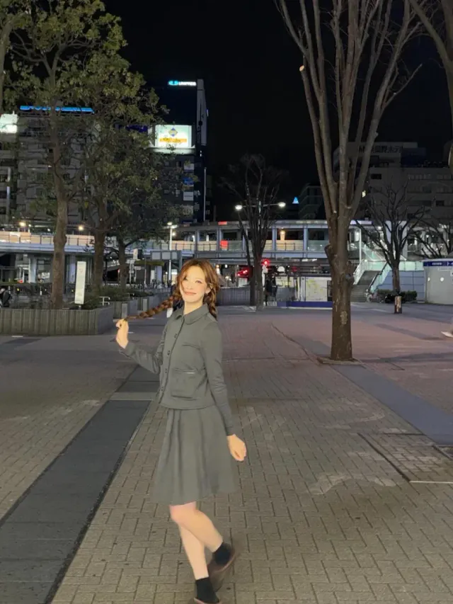 라운드 칼라 재킷 | 단정한 칼라 디자인과 전면 버튼이 클래식한 분위기를 연출한다 /사진=문수아 인스타그램