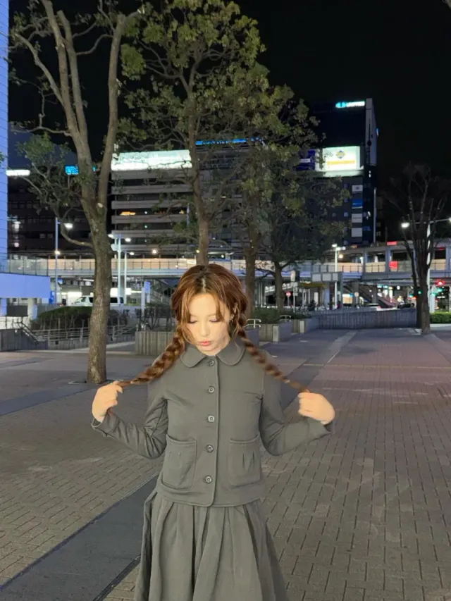 플리츠 스커트 | 재킷과 동일한 소재의 스커트로 통일감 있는 셋업 룩을 완성했다 /사진=문수아 인스타그램