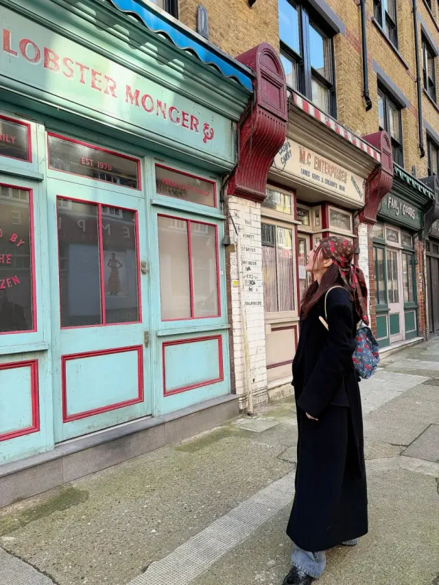 루이비통 스카프 | 브라운 바탕에 핑크 체리 패턴이 돋보이는 헤드 스카프 연출 /사진=산다라박 인스타그램