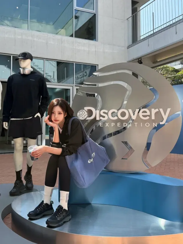 블랙 레깅스 & 삭스 | 로고 포인트 양말을 레깅스 위로 올려 신어 스포티한 감성을 배가 /사진=김고은 인스타그램