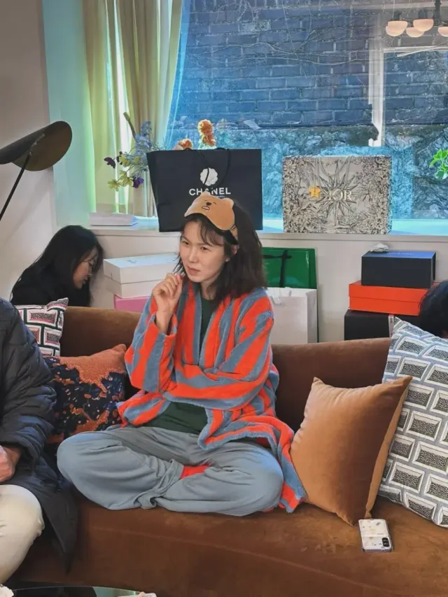 스트라이프 가운 | 강렬한 오렌지와 블루 배색이 돋보이는 이지 룩 /사진=공민정 인스타그램