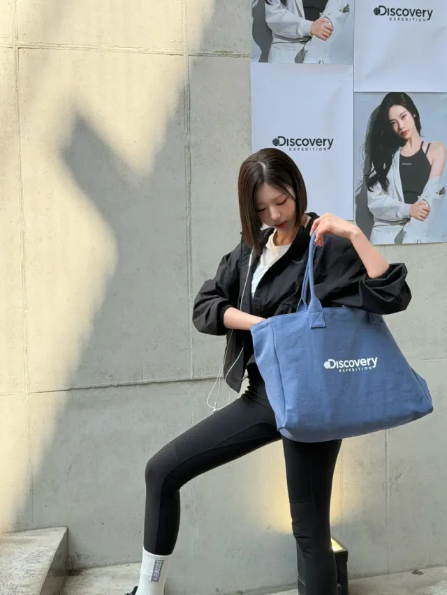 블루 캔버스 토트백 | 넉넉한 수납력은 물론 차분한 컬러감으로 포인트를 준 운동용 백 /사진=김고은 인스타그램