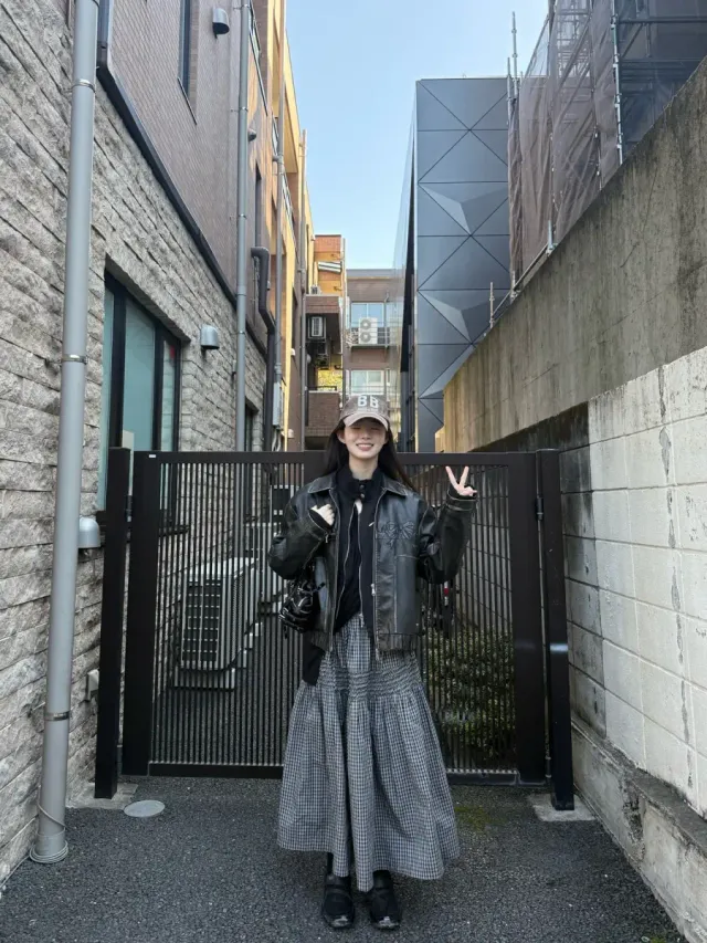 레더 재킷 | 오버사이즈 실루엣에 자수 포인트가 더해진 빈티지한 레더 재킷 /사진=신시아 인스타그램