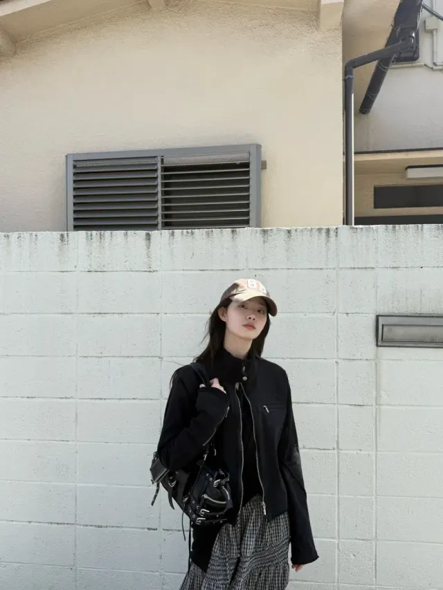 버클 숄더백 | 여러 개의 버클 장식이 포인트인 시크한 무드의 블랙 레더 백 /사진=신시아 인스타그램