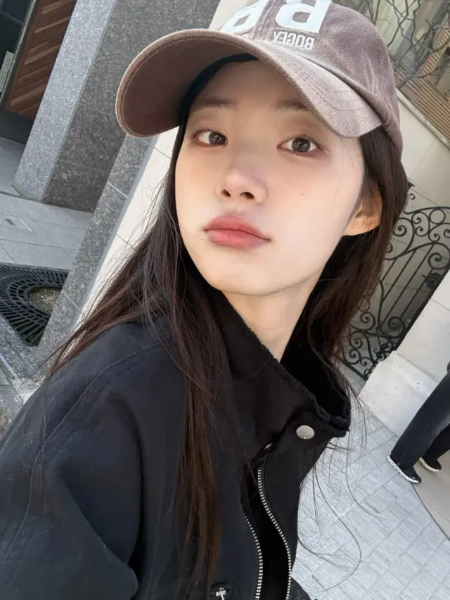 하이넥 집업 | 지퍼 디테일로 목선을 강조하며 슬림한 실루엣을 연출하는 블랙 상의 /사진=신시아 인스타그램