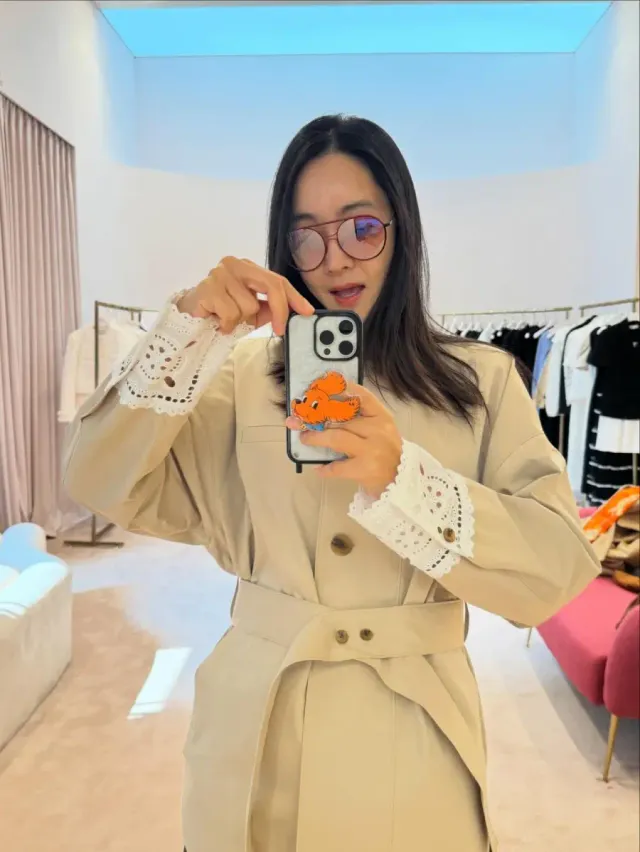 레이스 커프스 코트 | 소매 끝단의 정교한 아일릿 레이스가 중성적인 베이지 코트에 반전 매력을 더함 /사진=서효림 인스타그램