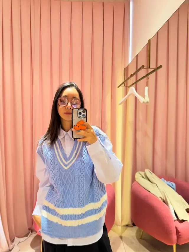 민트 트위드 재킷 | 화사한 파스텔 톤에 골드 버튼으로 포인트를 준 크롭 기량의 트위드 재킷 /사진=서효림 인스타그램