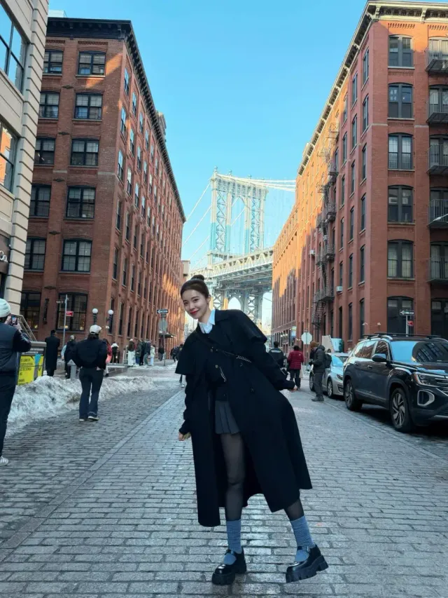 메리 제인 슈즈 & 니삭스 | 스킨톤을 조절하는 레이어링으로 다리가 길어 보이는 효과 /사진=이다혜 인스타그램