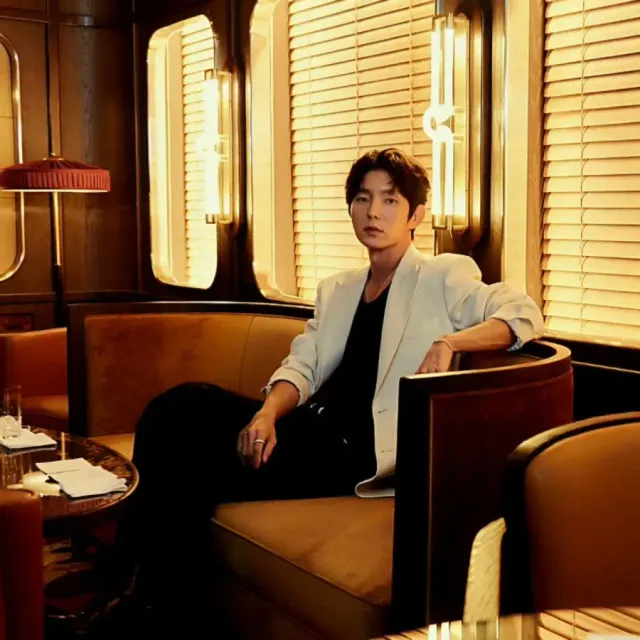 화이트 재킷 | 블랙 이너와 매치해 대비를 준 댄디한 세미 포멀 스타일 /사진=이준기 인스타그램