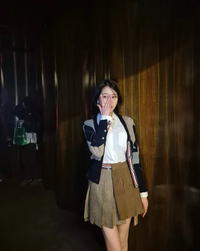 화이트 기본 셔츠 | 깔끔한 화이트 컬러로 전체적인 룩의 밸런스를 조절 /사진=장다아 인스타그램