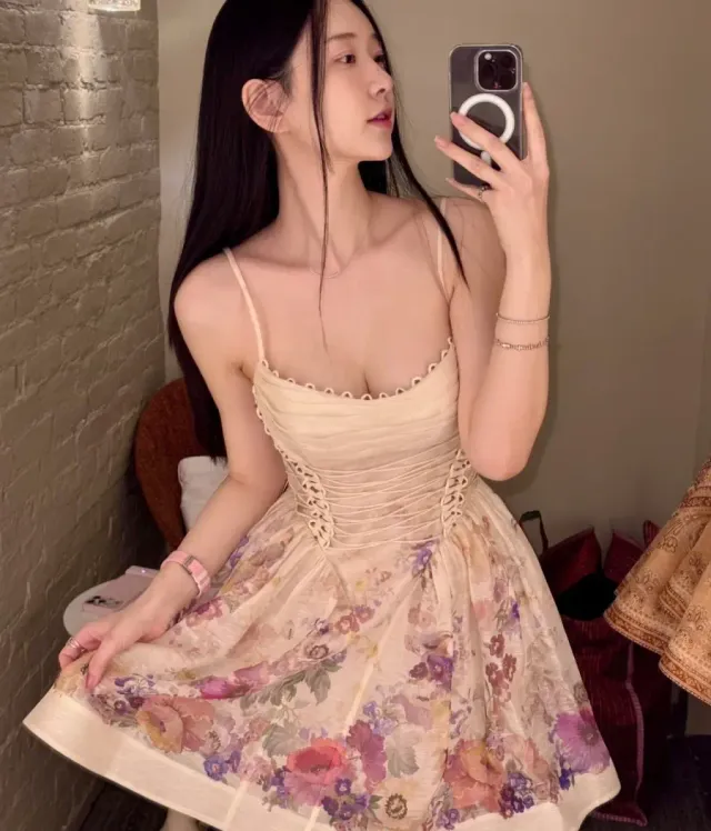 플로럴 미니 드레스 | 코르셋 형태의 상체 디테일이 슬림한 라인을 강조한다 /사진=신재은 인스타그램