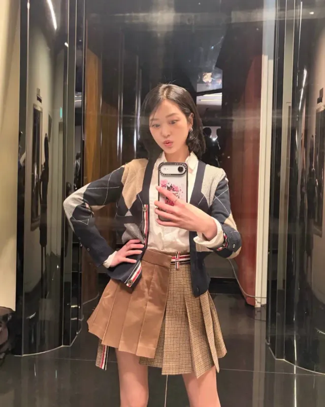 아가일 가디건 | 네이비와 베이지 배색으로 차분하면서도 입체적인 실루엣 /사진=장다아 인스타그램