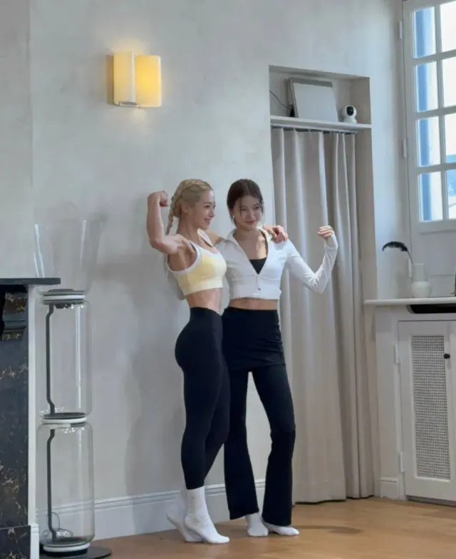 레이어드 레깅스 | 블랙 레깅스에 스커트를 레이어드해 체형 보완과 스타일을 동시에 확보 /사진=심으뜸 인스타그램