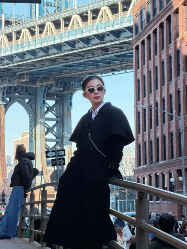 화이트 오벌 선글라스 | 블랙 룩에 위트를 더하는 레트로 무드의 포인트 아이템 /사진=이다혜 인스타그램