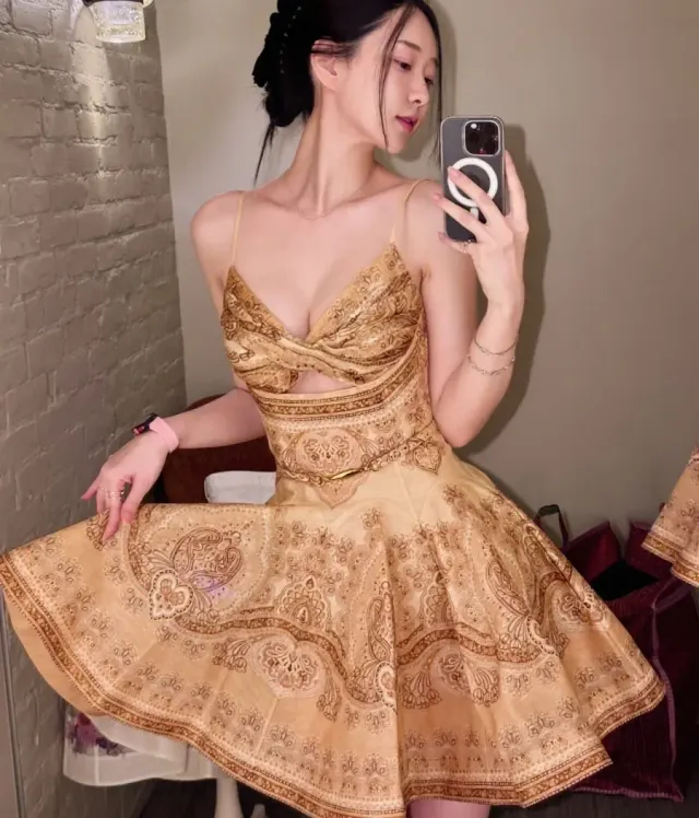 컷아웃 디테일 드레스 | 허리 라인의 컷아웃과 벨트 포인트로 세련미를 더했다 /사진=신재은 인스타그램