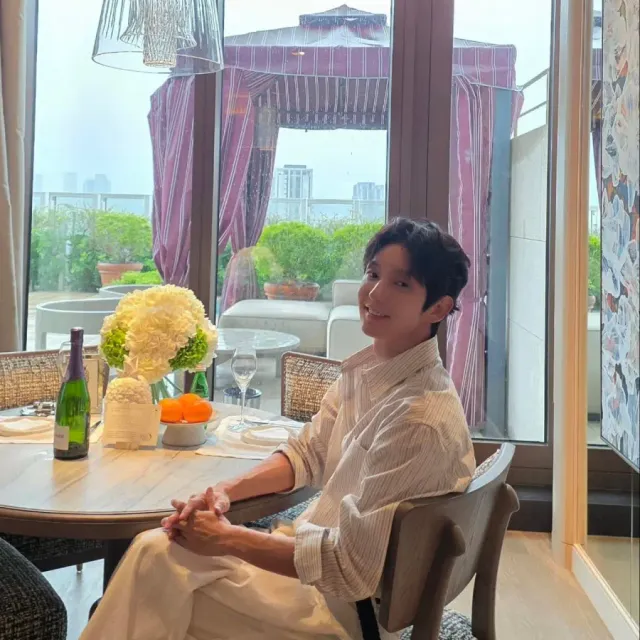 화이트 팬츠 | 벨트 포인트를 더해 깔끔하게 정리한 하이엔드 룩 /사진=이준기 인스타그램