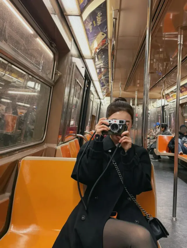 빈티지 카메라 | 패션을 넘어 라이프스타일까지 완성하는 감성적인 소품 활용 /사진=이다혜 인스타그램