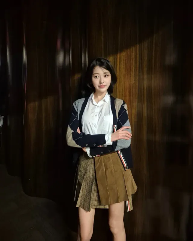 언밸런스 미니 스커트 | 체크 패턴과 솔리드 배색으로 유니크함을 더한 하의 /사진=장다아 인스타그램