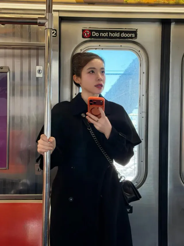 롱 케이프 코트 | 클래식한 무드에 케이프 디테일로 우아한 실루엣 완성 /사진=이다혜 인스타그램