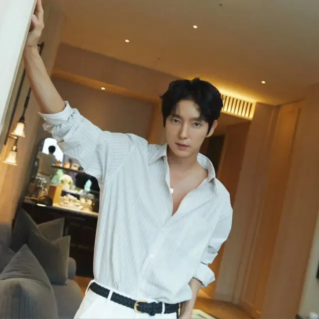 스트라이프 셔츠 | 잔잔한 패턴으로 클래식하면서도 시원한 무드 연출 /사진=이준기 인스타그램