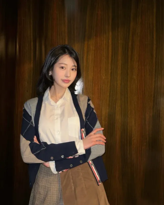 스트라이프 포인트 룩 | 소매와 허리 라인의 레드 라인으로 포인트를 준 코디 /사진=장다아 인스타그램