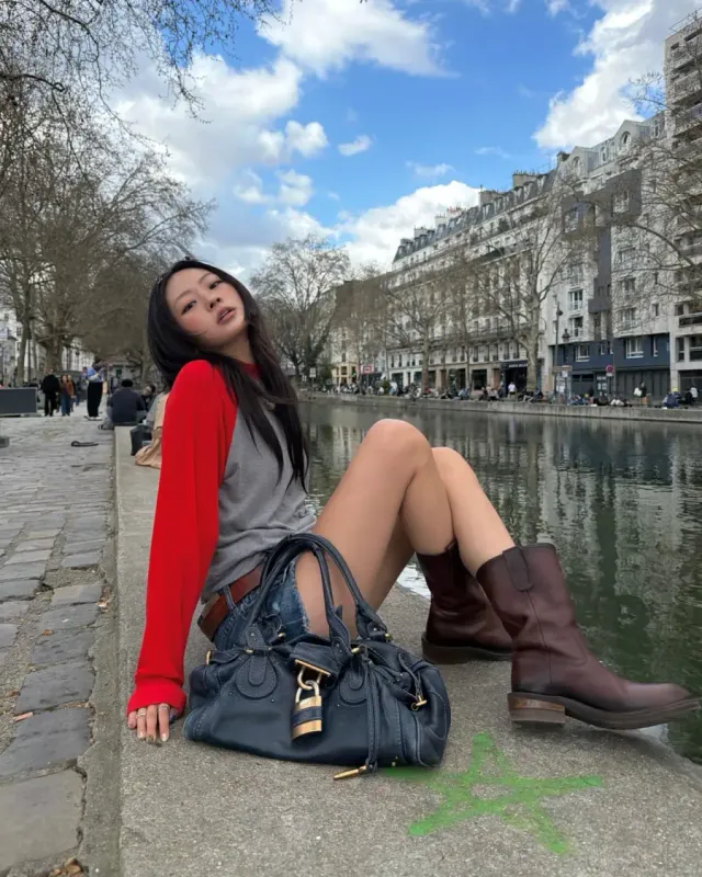 래글런 티셔츠 | 레드와 그레이 배색으로 경쾌함을 더한 캐주얼 스타일링 /사진=신혜정 인스타그램