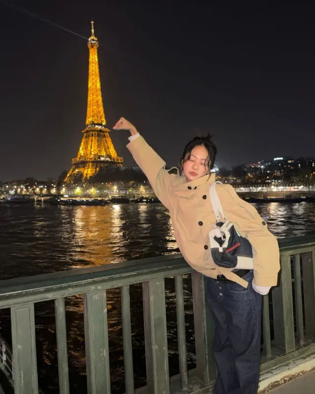 트렌치코트 | 변형된 칼라 디테일이 돋보이는 베이지 톤의 클래식 아우터 /사진=신혜정 인스타그램