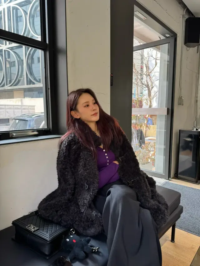 퍼 더플 코트 | 풍성한 시어링 텍스처와 토글 버튼 디테일로 귀여움과 고급스러움을 동시에 잡은 아우터 /사진=문정현 인스타그램